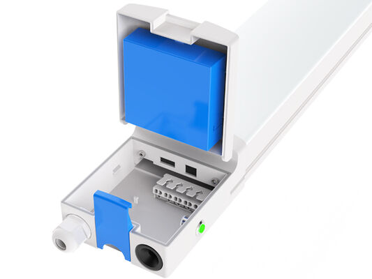 D4 LED Feuchtraumleuchte mit bis zu 160 LPW, mit Quick-Snap-Endkappe und verkettbarer Verdrahtung, geeignet für Parkhäuser und Beleuchtung