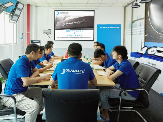 D4 LED-Feuchtigkeitsdichte Lampe mit DIP Schaltnetz und 3CCT Schleife in-out Draht 3*1.5/2.5mm2 oder 5*1.5/2.5mm2 Kabel durch geeignet für Werkstätten und Lager